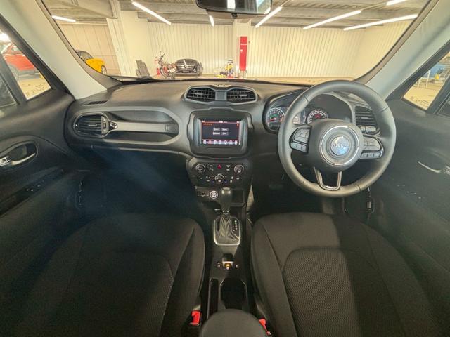 ジープ・レネゲード ナイトイーグル　特別仕様車／ＡｐｐｌｅＣａｒｐｌａｙ／クリアランスソナー／ブラインドアシスト／アイドリングストップ／レーンキープアシスト／ＵＳＢポート／スマートキー／クルーズコントロール／ＥＴＣ／オートライト（45枚目）