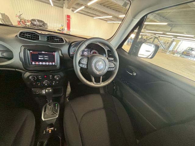ジープ・レネゲード ナイトイーグル　特別仕様車／ＡｐｐｌｅＣａｒｐｌａｙ／クリアランスソナー／ブラインドアシスト／アイドリングストップ／レーンキープアシスト／ＵＳＢポート／スマートキー／クルーズコントロール／ＥＴＣ／オートライト（47枚目）