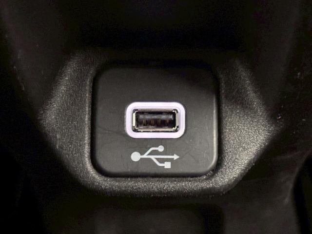 ジープ・レネゲード ナイトイーグル　特別仕様車／ＡｐｐｌｅＣａｒｐｌａｙ／クリアランスソナー／ブラインドアシスト／アイドリングストップ／レーンキープアシスト／ＵＳＢポート／スマートキー／クルーズコントロール／ＥＴＣ／オートライト（50枚目）