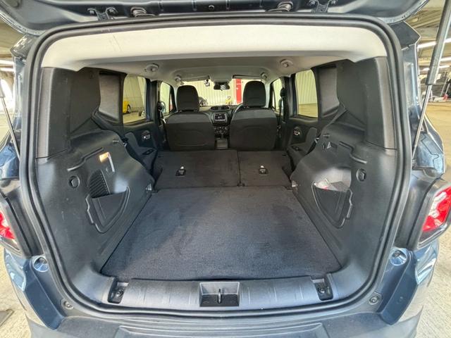 ジープ・レネゲード ナイトイーグル　特別仕様車／ＡｐｐｌｅＣａｒｐｌａｙ／クリアランスソナー／ブラインドアシスト／アイドリングストップ／レーンキープアシスト／ＵＳＢポート／スマートキー／クルーズコントロール／ＥＴＣ／オートライト（52枚目）