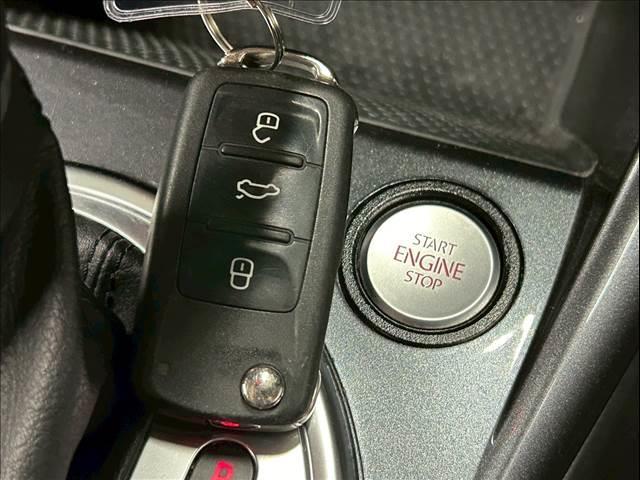 ザ・ビートル Rライン ブラインドスポット/純正ナビ/クルーズコントロール/バックモニター/フルセグ/クリアランスソナー/プッシュスタート/パドルシフト/ETC/純正アルミホイールオートエアコン/オートライト(11枚目)