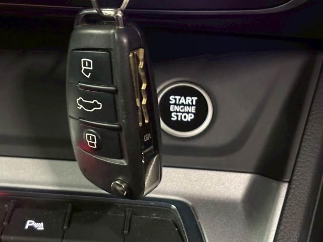 【スマートキー・プッシュスタート】キーを身につけている状態なら、ドアに付いているスイッチを押すだけで、ドアロックの開閉ができる機能。エンジン始動も便利です
