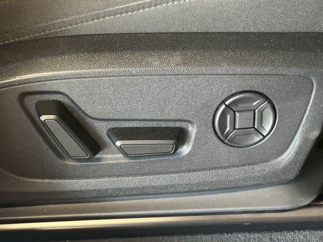 【パワーシート】は細やかな調整ができ、体格を問わずベストポジションがとれ長距離ドライブも快適です。