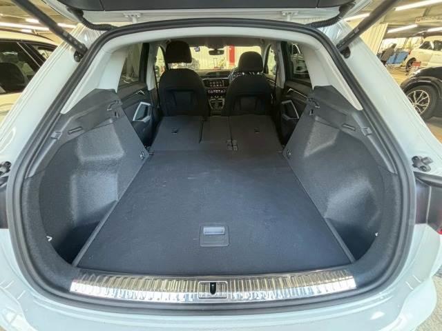 【電動リアゲート】ボタンひとつで大きなゲートも簡単に開閉可能です。背の高いＳＵＶならではの装備は嬉しいですね。