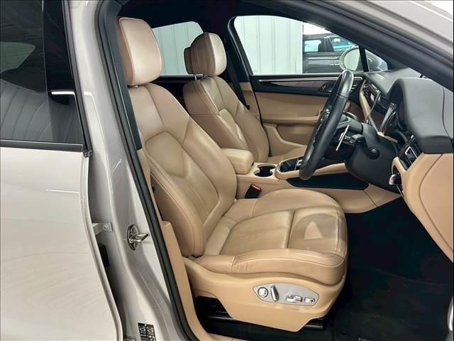 マカン ベースグレード AppleCarplay/全周囲カメラ/シートヒーター/ベージュレザーシート/シートクーラー/スポーツクロノパッケージ/ブラインドスポットモニター/レーダークルーズコントロール/ステアリングスイッチ(7枚目)