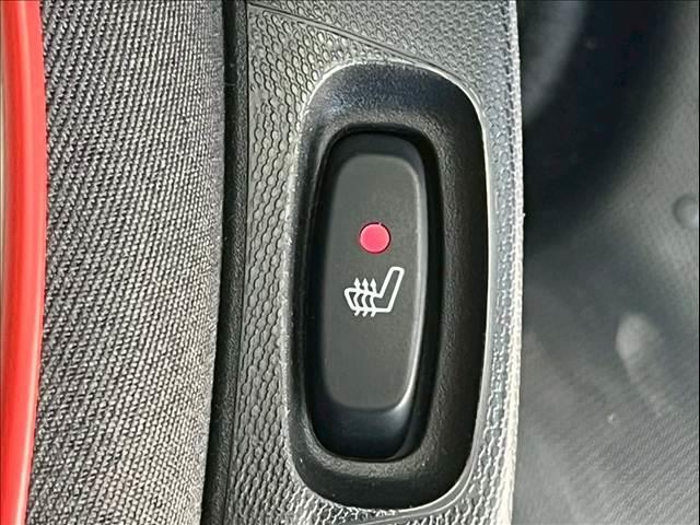 【シートヒーター】冬場にうれしいシートヒーターを装備。シート自体が温まりますので、冬場のドライブをよりお楽しみいただけますよ。