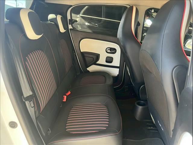 セカンドシートは大人二人が乗っても十分なスペースが確保されております。各種「室内除菌抗菌コーティング」「室内クリーニング」も取り揃えておりますよ。