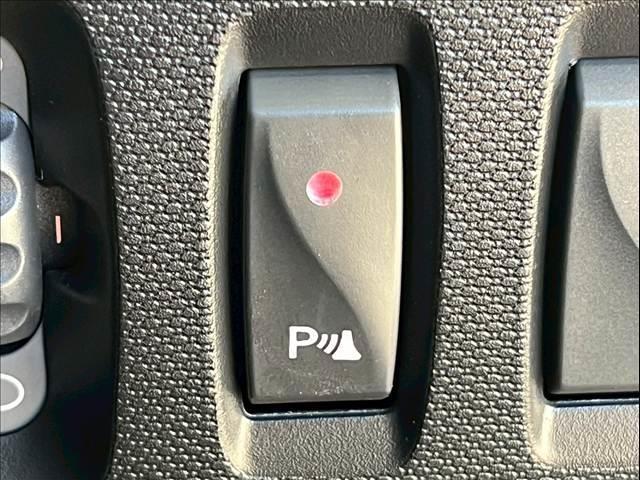 【クリアランスソナー】障害物との接近や距離を音やディスプレイ等で警告します。不慣れな駐車や安全を守ります。