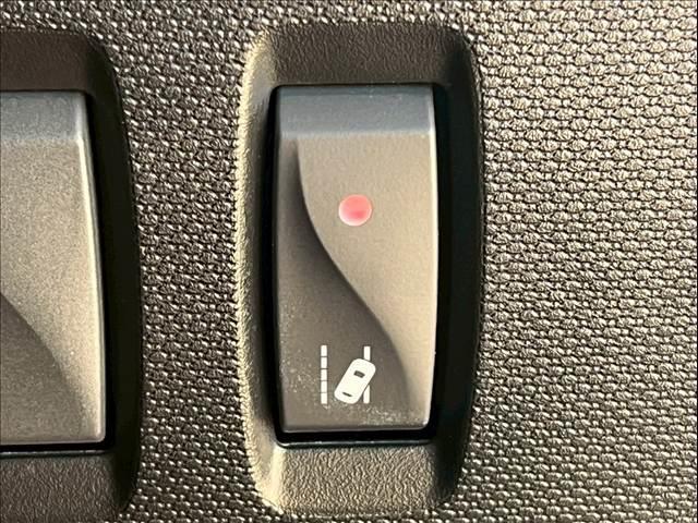 【レーンディパーチャーアラート】車両がレーンを認識し、跨いだ際やはみ出してそうな場合に、警告音でお知らせします。