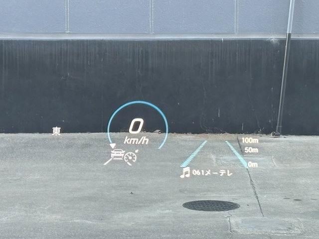 【ヘッドアップディスプレイ（ＨＵＤ）】を装備しております。スピードメーターやクルーズコントロールなどの作動状況が視線をなるべく落とさずに確認できます。