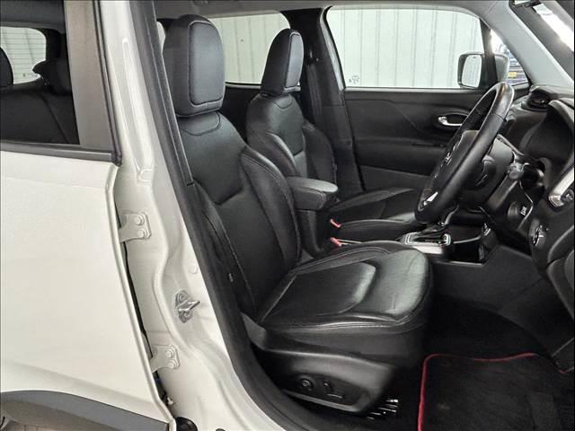 ジープ・レネゲード リミテッド 純正ナビ/フルセグTV/Bluetooth/バックカメラ/AppleCarplay/アンドロイドオート/黒革/シートヒーター/ステアリングヒーター/ブラインドスポットモニター/LEDヘッドライト(7枚目)