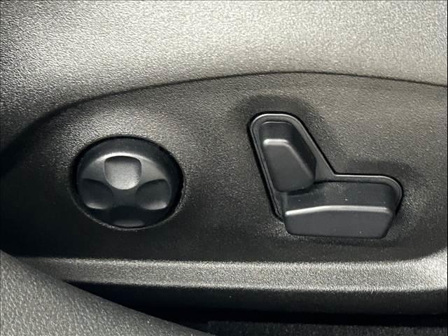 ジープ・レネゲード リミテッド 純正ナビ/フルセグTV/Bluetooth/バックカメラ/AppleCarplay/アンドロイドオート/黒革/シートヒーター/ステアリングヒーター/ブラインドスポットモニター/LEDヘッドライト(9枚目)