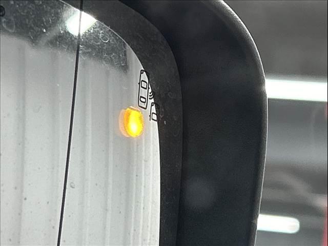 ジープ・レネゲード リミテッド 純正ナビ/フルセグTV/Bluetooth/バックカメラ/AppleCarplay/アンドロイドオート/黒革/シートヒーター/ステアリングヒーター/ブラインドスポットモニター/LEDヘッドライト(11枚目)