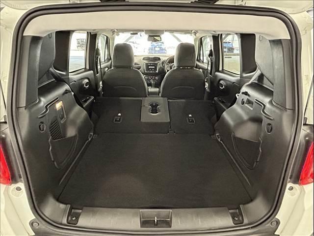 ジープ・レネゲード リミテッド 純正ナビ/フルセグTV/Bluetooth/バックカメラ/AppleCarplay/アンドロイドオート/黒革/シートヒーター/ステアリングヒーター/ブラインドスポットモニター/LEDヘッドライト(18枚目)