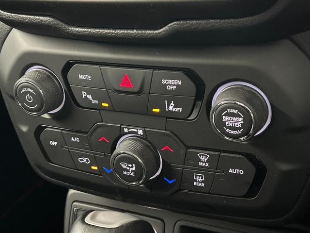 ジープ・レネゲード リミテッド 純正ナビ/フルセグTV/Bluetooth/バックカメラ/AppleCarplay/アンドロイドオート/黒革/シートヒーター/ステアリングヒーター/ブラインドスポットモニター/LEDヘッドライト(44枚目)