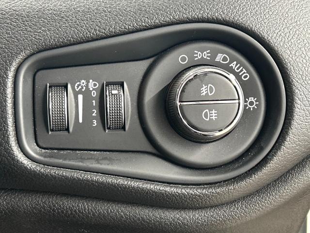 ジープ・レネゲード リミテッド 純正ナビ/フルセグTV/Bluetooth/バックカメラ/AppleCarplay/アンドロイドオート/黒革/シートヒーター/ステアリングヒーター/ブラインドスポットモニター/LEDヘッドライト(54枚目)