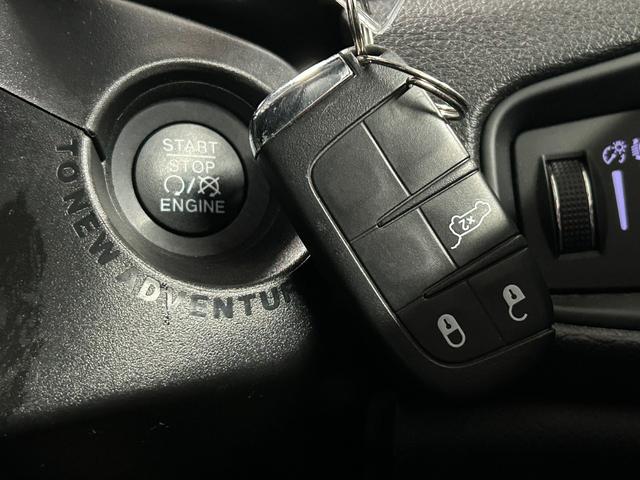 ジープ・レネゲード リミテッド 純正ナビ/フルセグTV/Bluetooth/バックカメラ/AppleCarplay/アンドロイドオート/黒革/シートヒーター/ステアリングヒーター/ブラインドスポットモニター/LEDヘッドライト(60枚目)