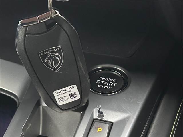 【スマートキー・プッシュスタート】キーを身につけている状態なら、ドアに付いているスイッチを押すだけで、ドアロックの開閉ができる機能。エンジン始動も便利です