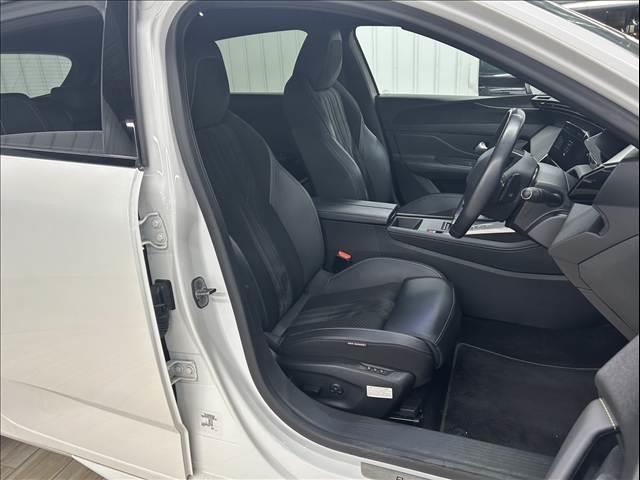 【革シート】ならではのシートヒーター装備となっております。高級感あふれる【革シート】を装備。見た目の高級感とより上質な座り心地をお楽しみください。