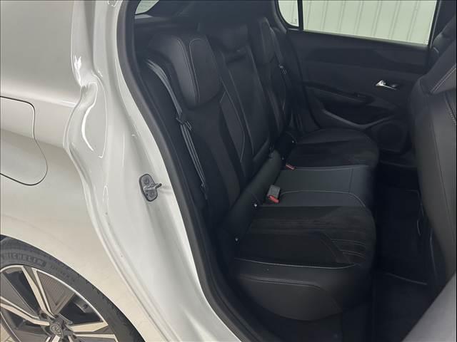 セカンドシートは大人二人が乗っても十分なスペースが確保されております。各種「室内除菌抗菌コーティング」「室内クリーニング」も取り揃えておりますよ。