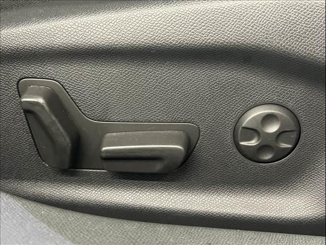 【パワーシート】は細やかな調整ができ、体格を問わずベストポジションがとれ長距離ドライブも快適です。