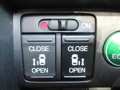 【両側電動スライドドア】運転席よりボタンひとつで開閉可能なスライドドアです。雨の日のお迎えなどに役立ちますね。 6