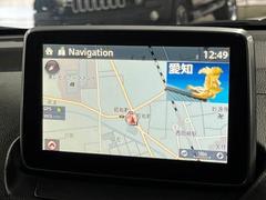 【純正ナビ】一体感のあるナビは、高級感ある車内を演出してくれます。Ｂｌｕｅｔｏｏｔｈ再生などオーディオ機能も充実しておりますので、運転もより楽しめます♪ 3