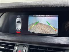 【カラーバックモニター】を装備しております。リアの映像がカラーで映し出されますので日々の駐車も安心安全です。 6