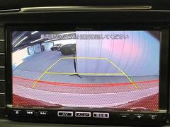 【カラーバックモニター】を装備しております。リアの映像がカラーで映し出されますので日々の駐車も安心安全です。 4