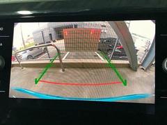 【カラーバックモニター】を装備しております。リアの映像がカラーで映し出されますので日々の駐車も安心安全です。 4