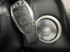 【スマートキー・プッシュスタート】キーを身につけている状態なら、ドアに付いているスイッチを押すだけで、ドアロックの開閉ができる機能。エンジン始動も便利です 7