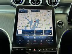 【メーカーオプションナビ】フルセグテレビやブルートゥース接続、ＡｐｐｌｅＣａｒＰｌａｙなど多彩な機能を併せ持っており、インパネ周りがすっきりしてますね！ 3
