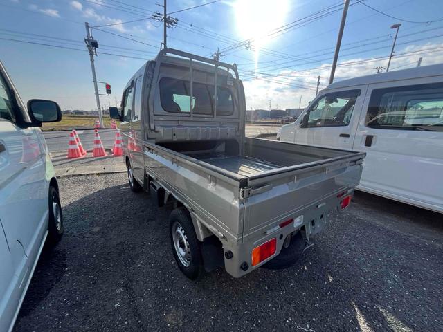 スーパーキャリイ Ｘ　４ＷＤ　５ＭＴ　衝突被害軽減システム　レーンアシスト　キーレスエントリー　オートライト　ＥＳＣ　エアコン　パワーウィンドウ　運転席エアバッグ　助手席エアバッグ（5枚目）