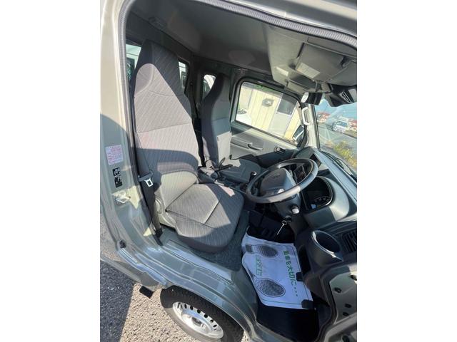 スーパーキャリイ Ｘ　４ＷＤ　５ＭＴ　衝突被害軽減システム　レーンアシスト　キーレスエントリー　オートライト　ＥＳＣ　エアコン　パワーウィンドウ　運転席エアバッグ　助手席エアバッグ（11枚目）