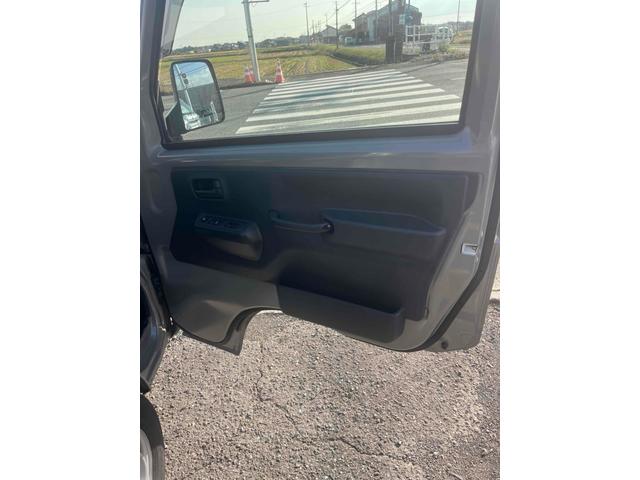 スーパーキャリイ Ｘ　４ＷＤ　５ＭＴ　衝突被害軽減システム　レーンアシスト　キーレスエントリー　オートライト　ＥＳＣ　エアコン　パワーウィンドウ　運転席エアバッグ　助手席エアバッグ（12枚目）