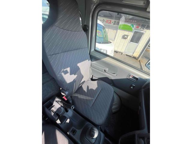 スーパーキャリイ Ｘ　４ＷＤ　５ＭＴ　衝突被害軽減システム　レーンアシスト　キーレスエントリー　オートライト　ＥＳＣ　エアコン　パワーウィンドウ　運転席エアバッグ　助手席エアバッグ（13枚目）