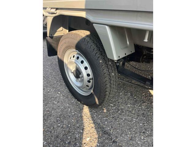 スーパーキャリイ Ｘ　４ＷＤ　５ＭＴ　衝突被害軽減システム　レーンアシスト　キーレスエントリー　オートライト　ＥＳＣ　エアコン　パワーウィンドウ　運転席エアバッグ　助手席エアバッグ（24枚目）