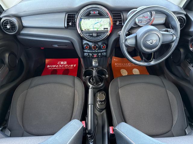 ＭＩＮＩ クーパーＤ　車検令和９年６月まで／純正ナビ／ＬＥＤヘッドライト／純正アルミホイール／Ｂｌｕｅｔｏｏｔｈ／アイドリングストップ／オートエアコン／オートライト／スマートキー／プッシュスタート／ＵＳＢポート／ＡＵＸ（4枚目）