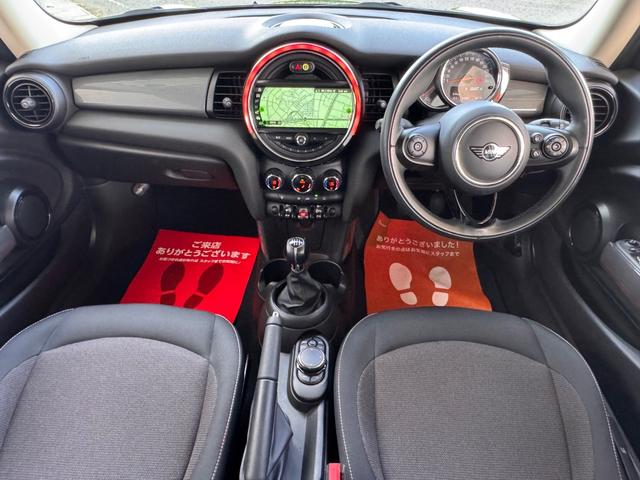 ＭＩＮＩ クーパー　２年車検／中期／６ＭＴ／純正ナビ／Ｂｌｕｅｔｈｏｏｔｈ／ＬＥＤヘッド／ＥＴＣ／純正１５インチＡＷ／オートライト／スマートキー＆プッシュスタート／（3枚目）