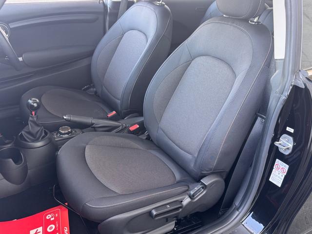 ＭＩＮＩ クーパー　２年車検／中期／６ＭＴ／純正ナビ／Ｂｌｕｅｔｈｏｏｔｈ／ＬＥＤヘッド／ＥＴＣ／純正１５インチＡＷ／オートライト／スマートキー＆プッシュスタート／（64枚目）