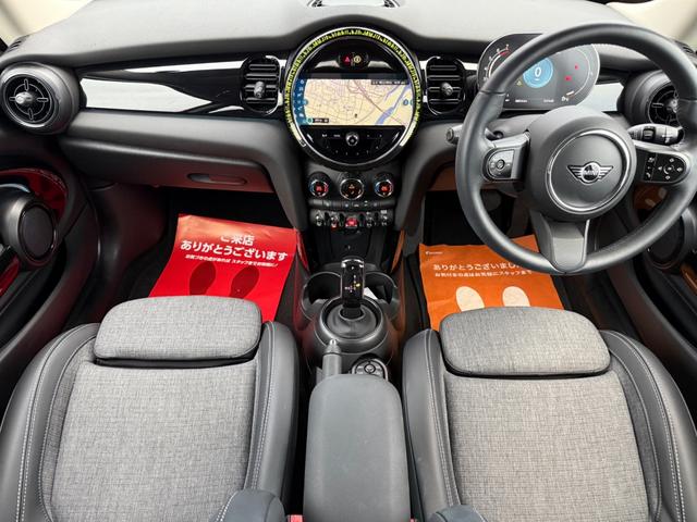 ＭＩＮＩ クーパー　クラシック・トリム　車検２年／後期／純正ナビ／ハーフレザーシート／純正アルミホイール／ＬＥＤヘッドライト／Ｂｌｕｅｔｏｏｔｈ／スマートキー／プッシュスタート／クルーズコントロール／ドライビングモード切替／オートライト／（4枚目）