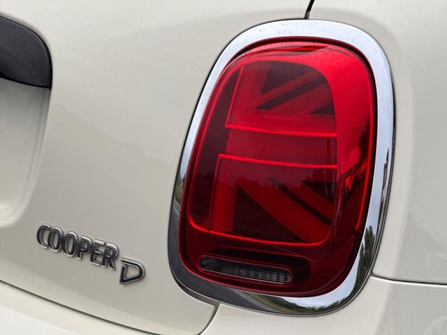 ＭＩＮＩ クーパーＤ　車検２年／後期／ハーフレザーシート／バックカメラ／ＡｐｐｌｅＣａｒＰｌａｙ／純正アルミホイール／オートライト／スマートキー／プッシュスタート／（32枚目）