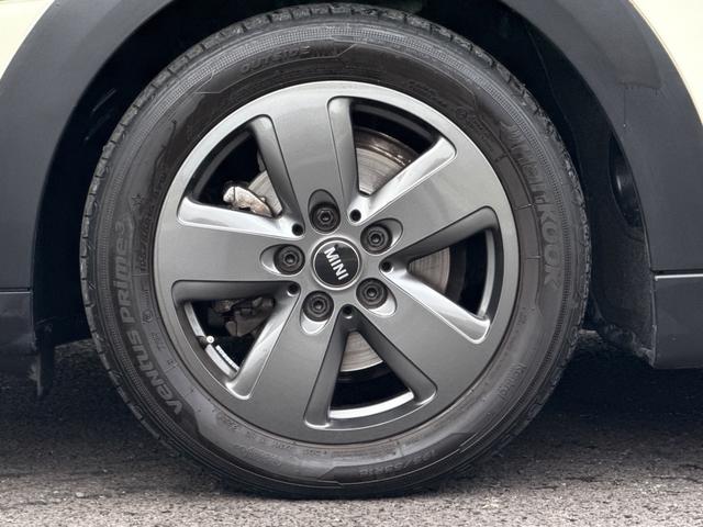 ＭＩＮＩ クーパーＤ　車検２年／後期／ハーフレザーシート／バックカメラ／ＡｐｐｌｅＣａｒＰｌａｙ／純正アルミホイール／オートライト／スマートキー／プッシュスタート／（34枚目）