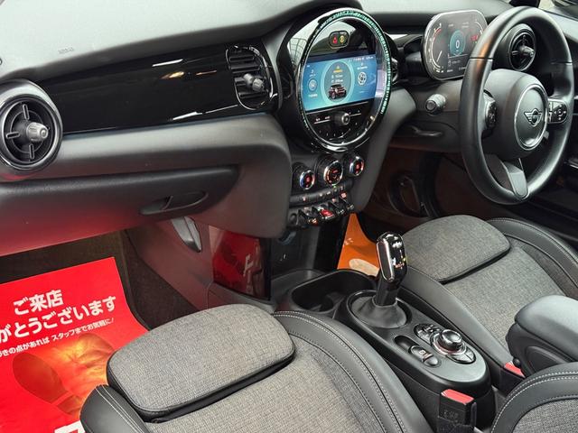 ＭＩＮＩ クーパーＤ　車検２年／後期／ハーフレザーシート／バックカメラ／ＡｐｐｌｅＣａｒＰｌａｙ／純正アルミホイール／オートライト／スマートキー／プッシュスタート／（44枚目）