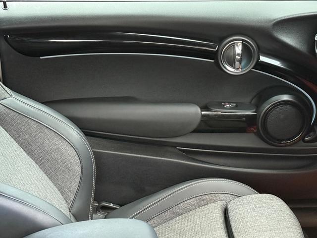 ＭＩＮＩ クーパーＤ　車検２年／後期／ハーフレザーシート／バックカメラ／ＡｐｐｌｅＣａｒＰｌａｙ／純正アルミホイール／オートライト／スマートキー／プッシュスタート／（61枚目）