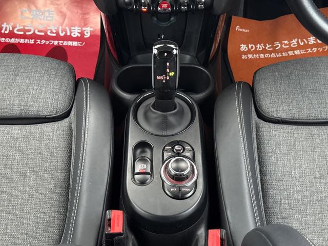 ＭＩＮＩ クーパーＤ　車検２年／後期／ハーフレザーシート／バックカメラ／ＡｐｐｌｅＣａｒＰｌａｙ／純正アルミホイール／オートライト／スマートキー／プッシュスタート／（66枚目）