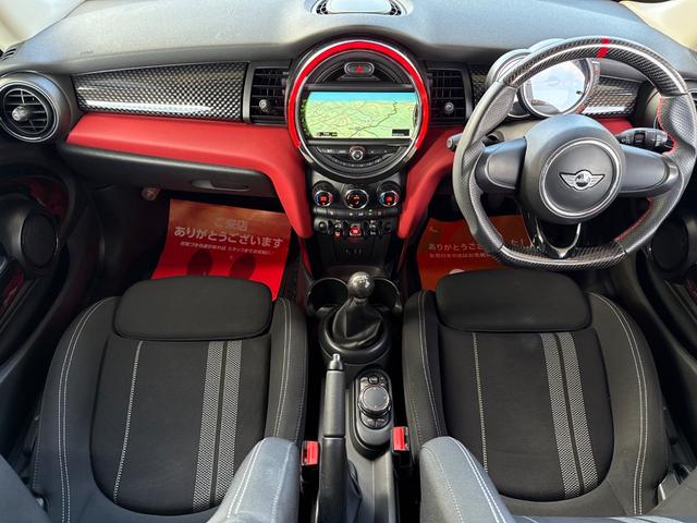MINI クーパーS 6速MT/車検R8年12月/純正ナビ/純正アルミホイール/スマートキー/プッシュスタート/Bluetooth/ミラーインETC/オートライト/AUX/USBポート/(3枚目)
