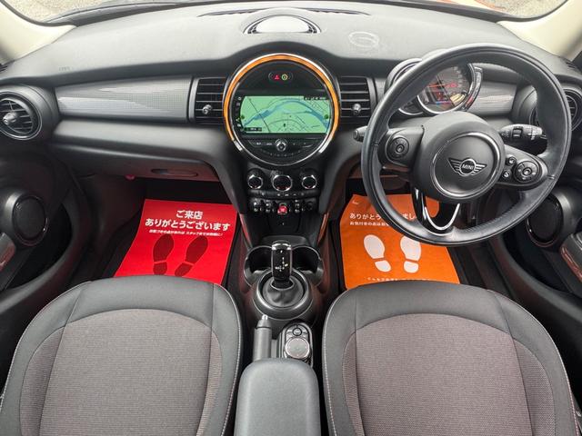 MINI クーパー 車検2年/中期/バックカメラ/純正ナビ/純正アルミホイール/スマートキー/プッシュスタート/スペアキー/Bluetooth/クルーズコントロール/ETC/オートライト/LEDヘッドライト/(4枚目)