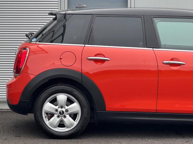 MINI クーパー 車検2年/中期/バックカメラ/純正ナビ/純正アルミホイール/スマートキー/プッシュスタート/スペアキー/Bluetooth/クルーズコントロール/ETC/オートライト/LEDヘッドライト/(19枚目)