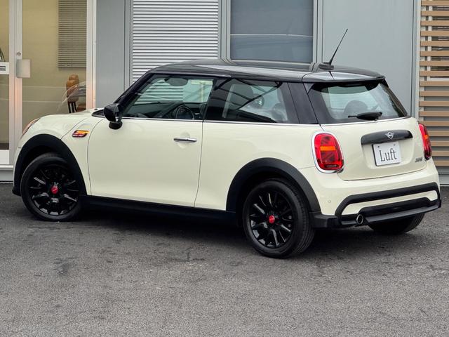 ＭＩＮＩ クーパー　クラシック・トリム　車検２年／後期／ハーフレザーシート／純正ナビ／バックカメラ／ＥＴＣ／スマートキー／プッシュスタート／スペアキー／Ｂｌｕｅｔｏｏｔｈ／液晶メーター／ＬＥＤヘッドライト／純正アルミホイール／オートライト／（3枚目）
